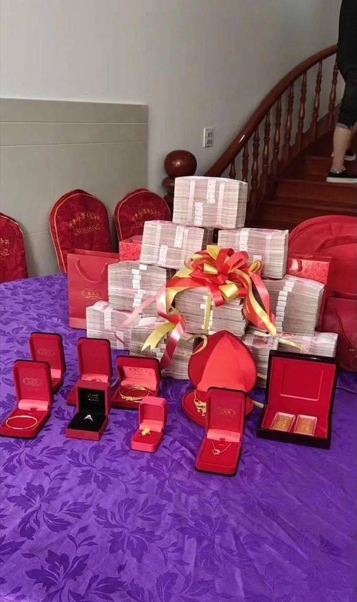 订婚床上用品摆什么好呢,订婚床上用品的摆放选择，传统与现代融合之美